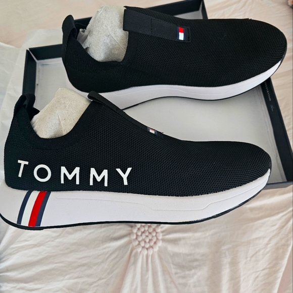 *NEW* TOMMY HILFIGER Women's Aliah Sporty Slip-On Sneakers Size 7.5 - Picture 1 of 5